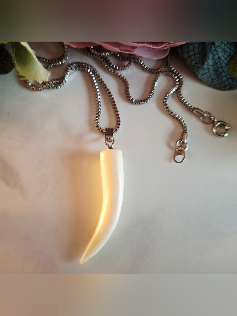 Vintage 80s 🤍✨️Lucky White Jade Horn Amulet/Pendant Necklace
